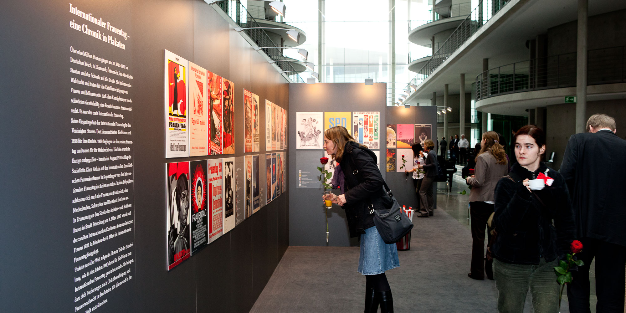 Blick in die Ausstellung im Paul-Löbe-Haus. Mehrere Personen schauen sich die Ausstellung an.